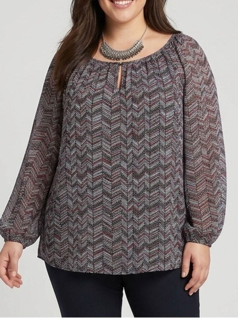 DAISY FUENTES Long-Sleeve Chevron Print Blouse in Burgundy and Black Sox Large